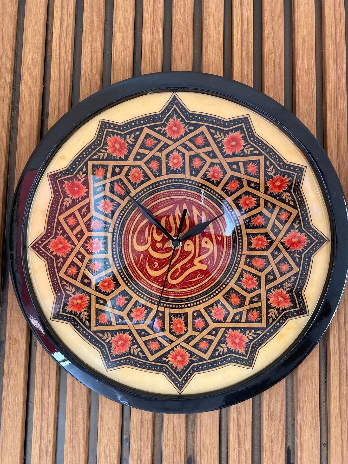 ساعة حائطية بزخرفة اسلامية فخمة .