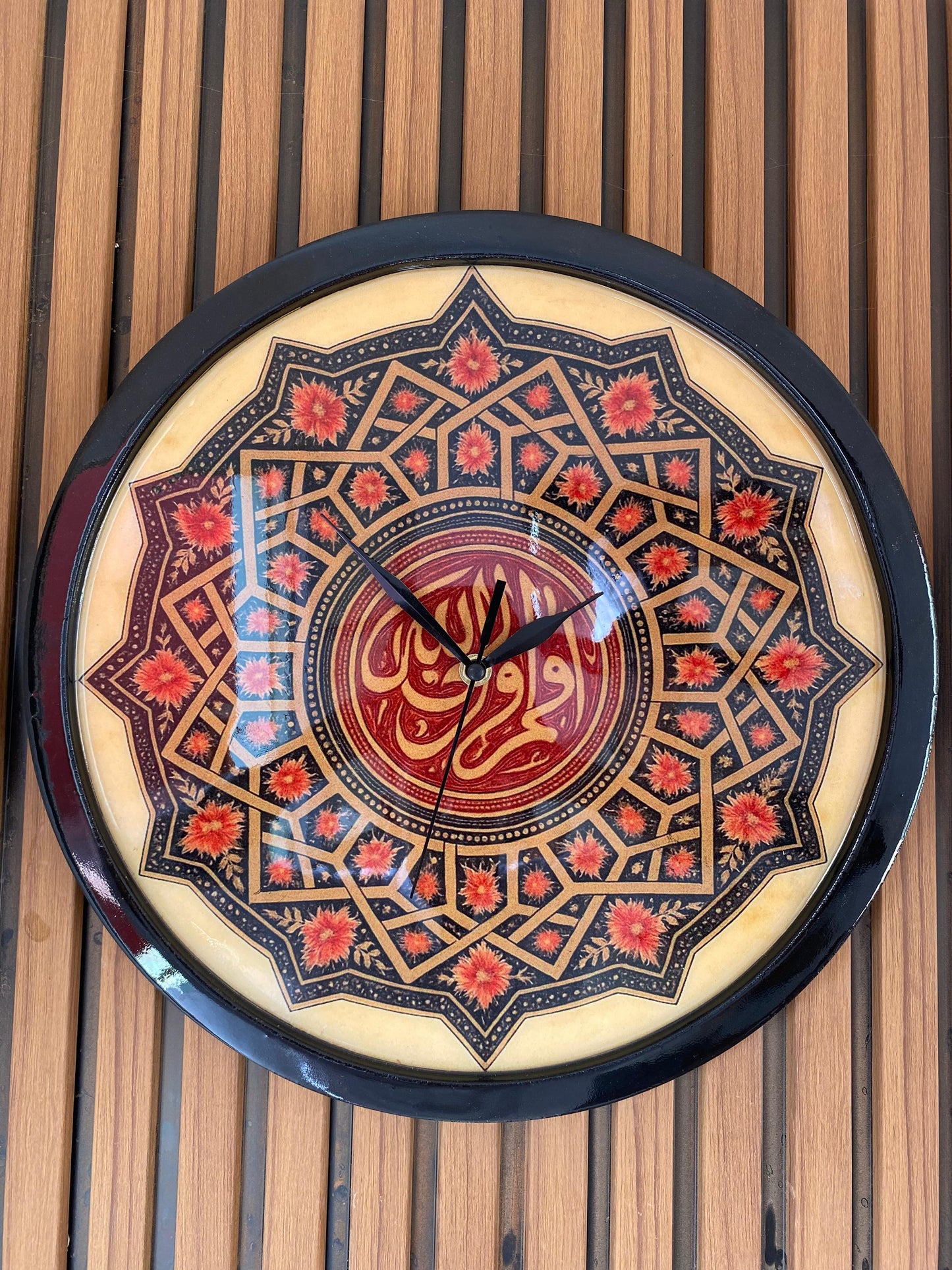 ساعة حائطية بزخرفة اسلامية فخمة .