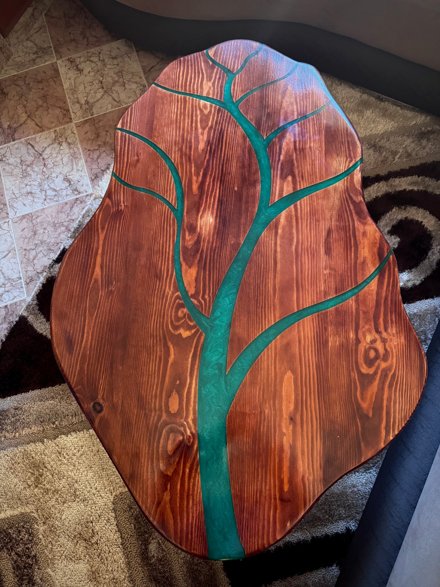 طاولة خشبية بالريزين