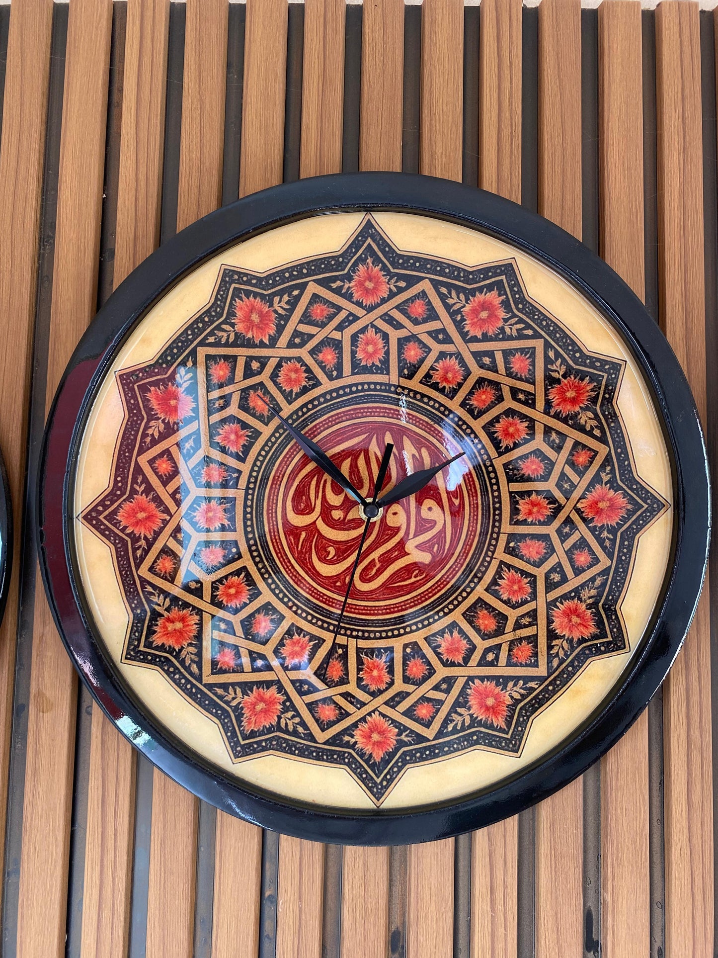 ساعة حائطية بزخرفة اسلامية فخمة .